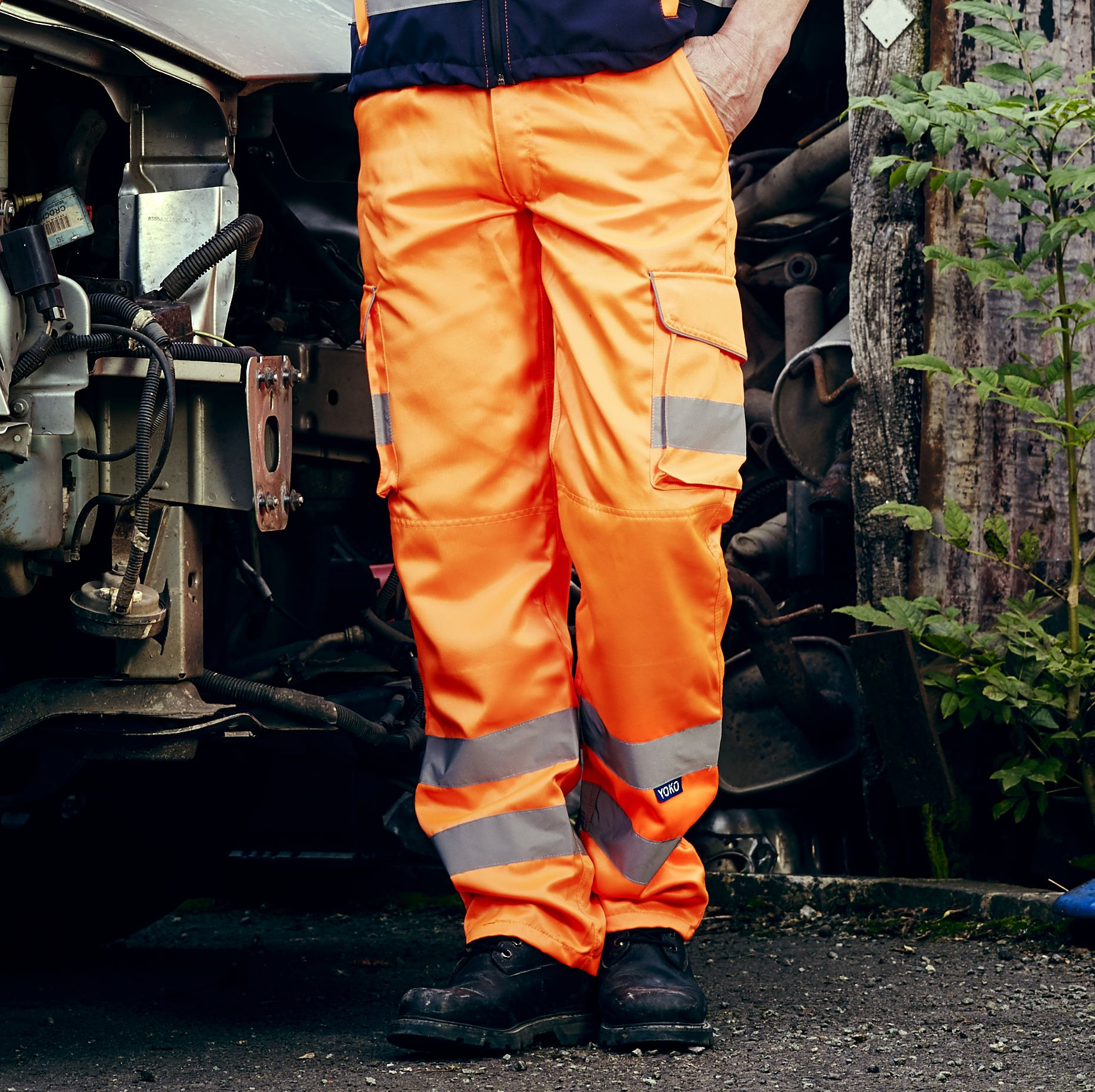 HI-VIS POLYCOTTON CARGO TROUSERS WITH KNEE PAD POCKETS