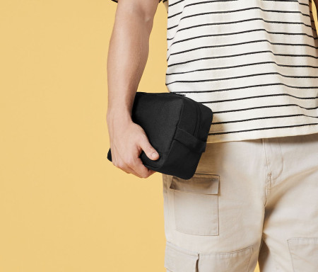 RECYCLED ESSENTIALS WASH BAG